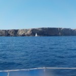 Steile Felsküste im Norden Menorcas